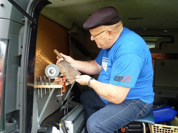Woonwagencultuur Jean aan het slijpen