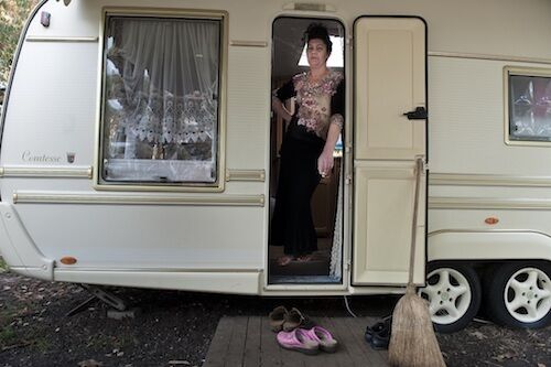 Woonwagencultuur bewoonster in het deurgat met schoenen voor de deur