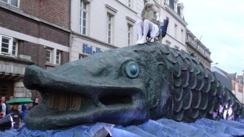 Walvispraalwagen Dendermondse Ommegangen. Deelnemer zit op de walvis.