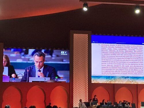 Discussie Ducasse van ATH 17.COM. Tekst met opmerkingen wordt geprojecteerd.