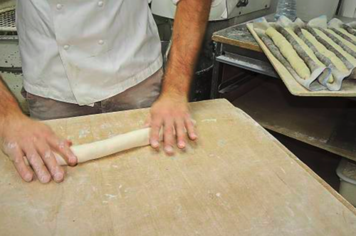 Bakker maakt een stokbrood, 'baguette'