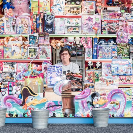 Vrouw op kermis bij het eendjeskraam