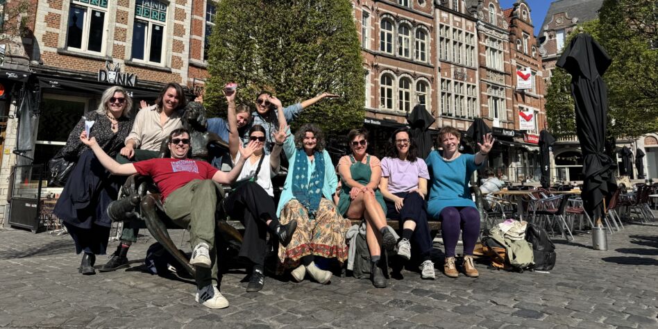 Team van Werkplaats immaterieel erfgoed bij standbeeld van de Kotmadam in Leuven