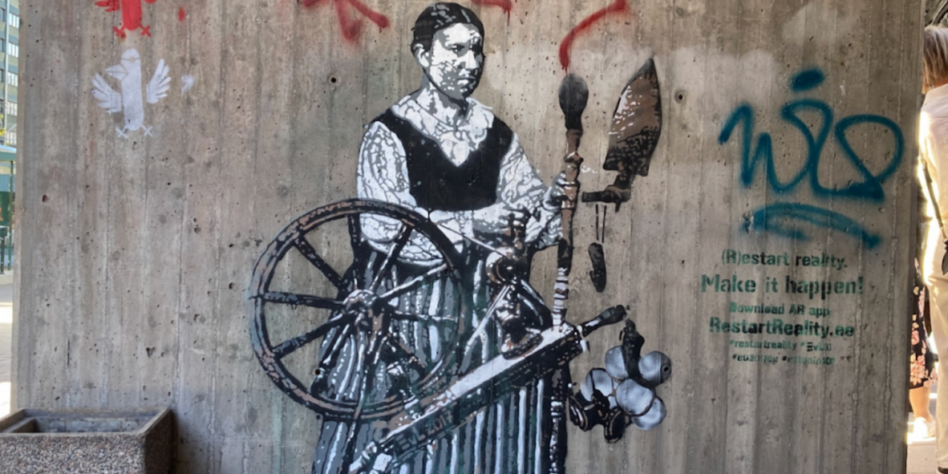 Muurschildering van spinnende vrouw