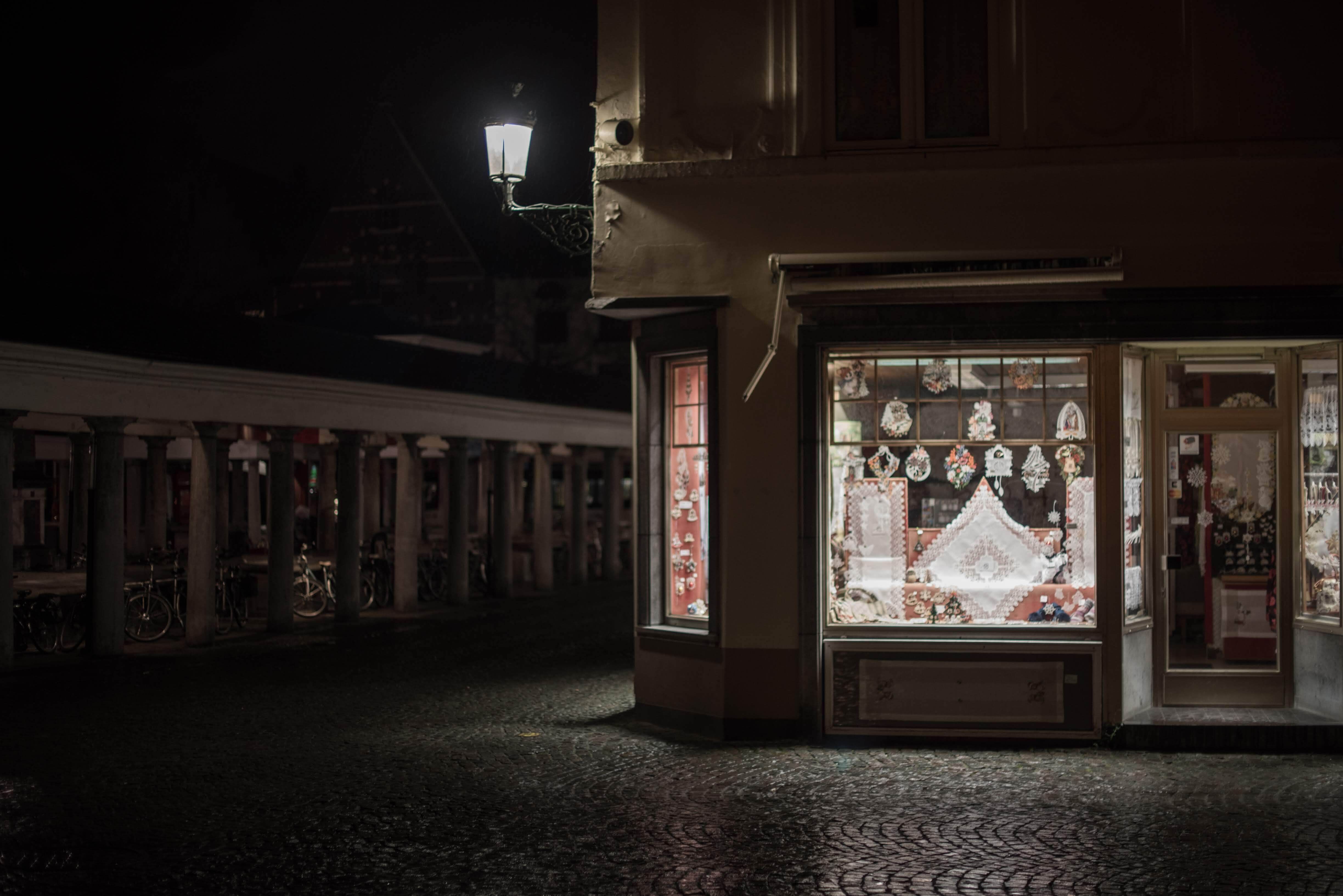 Verlichte etalage van kantwinkel in Brugge