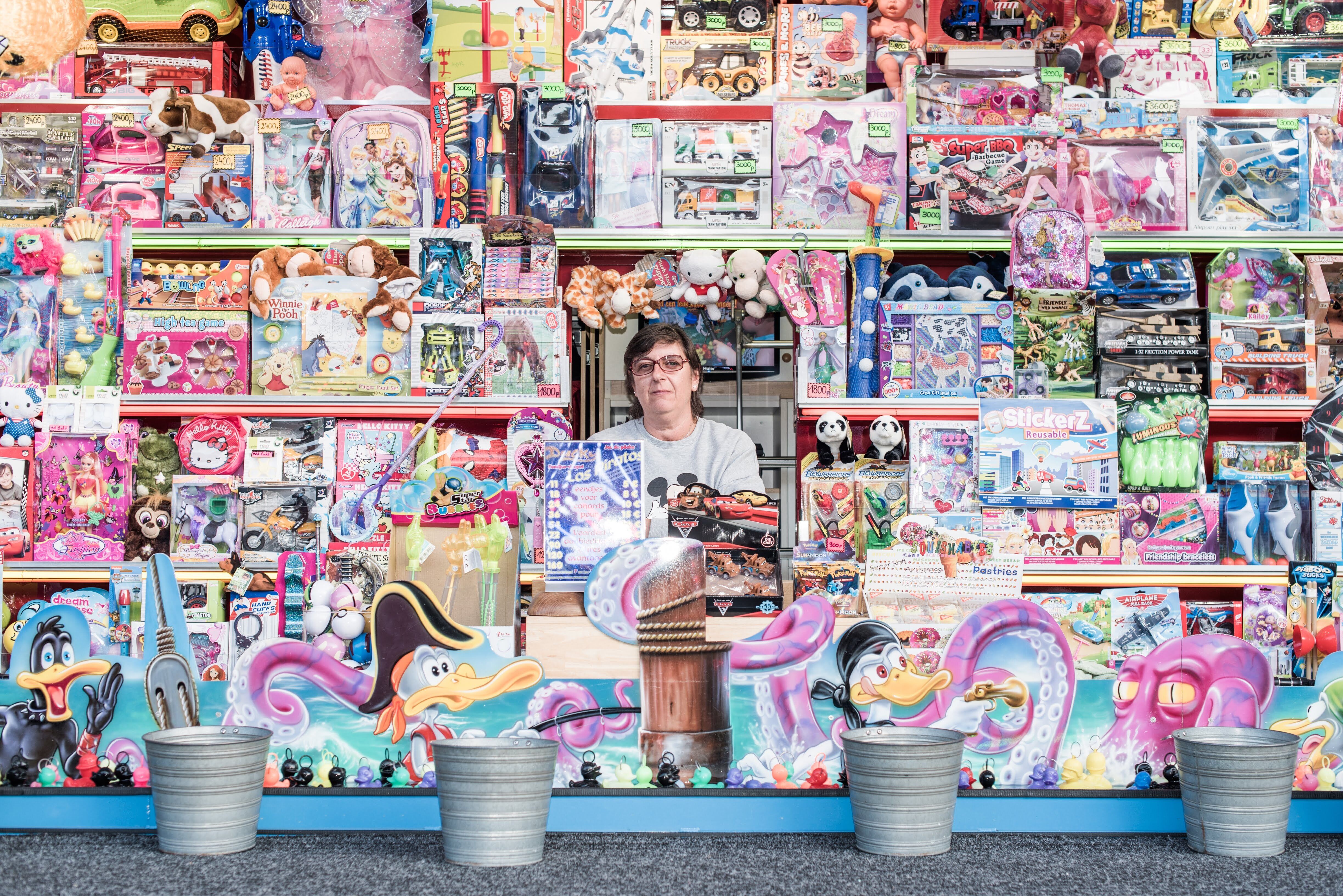 Vrouw op kermis