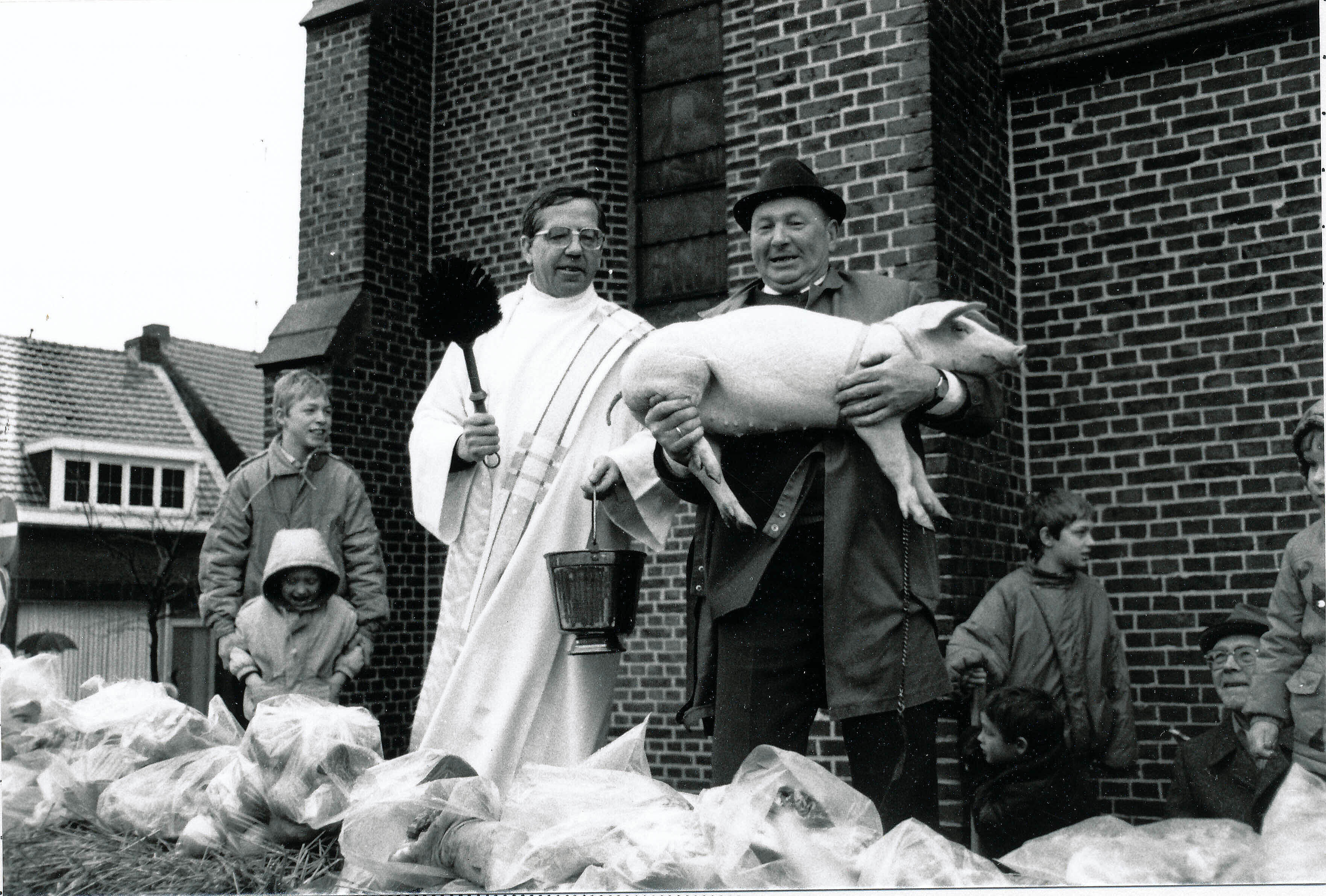 St. Antoniusviering (einde jaren tachtig) zie ook foto 2510
Pastoor Louis Bogaerts °9 maart 1937
en roeper Jan Van Gestel °6 mei 1926