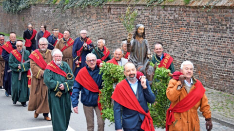 Processiedeelnemers dragen het beeld van Jezus Christus
