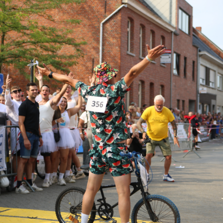 Winnaar Grote Kleinvelokeskoers imiteert zegegebaar Remco Evenepoel van Olympische Spelen in Parijs