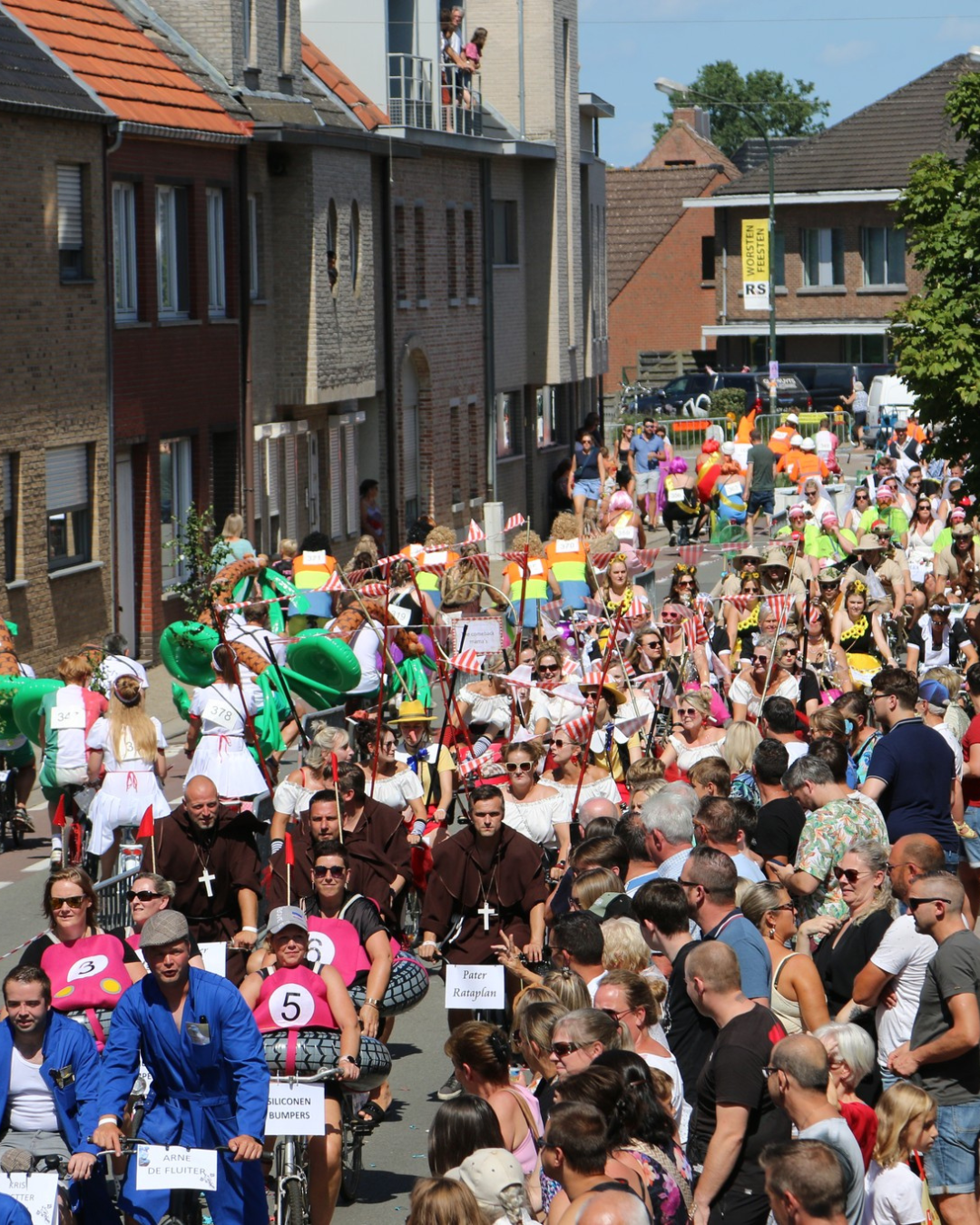 Het peloton van de Grote Kleinvelokeskoers maakt haar intrede in Vlimmeren